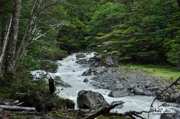 Encontrando o rio Mosco, na trilha que leva ao Glaciar do Rio Mosco, na região de Villa O'Higgins, no sul do Chile